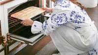 Selama pandemi, Julie tampaknya jadi punya hobi baru yakni memasak. Kira-kira masakan apa lagi yang akan dibuatnya? Foto: instagram @julstelle