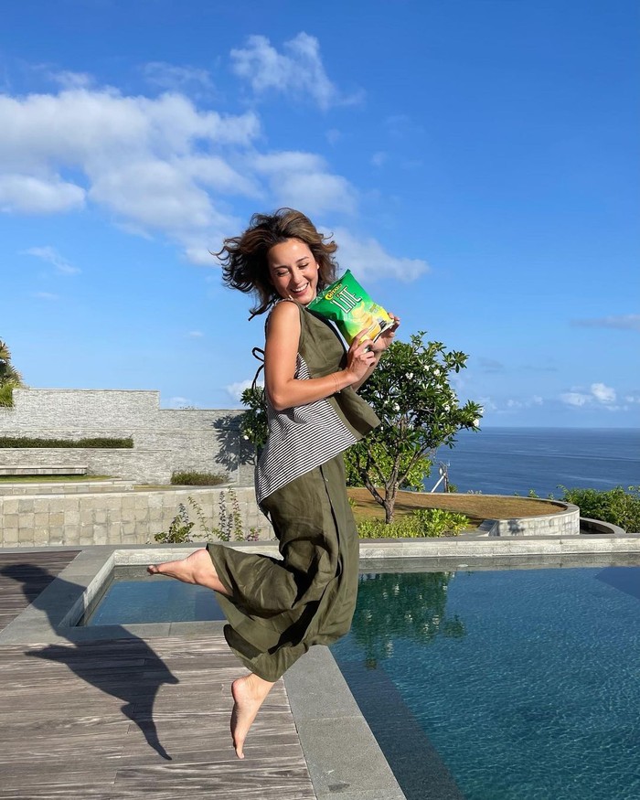 Momen Seru Julie Estelle yang Hobi Bikin Kue Selama Pandemi Momen Seru Julie Estelle yang Hobi Bikin Kue Selama Pandemi