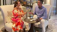 Tak hanya sendiri, Julie juga kerap menikmati momen kulineran bareng sang suami, David Tjiptobiantoro. Keduanya asyik menikmati minuman. Foto: instagram @julstelle
