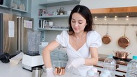 Nah ini pose ketika Julie siap memanggang cake buatannya. Some fun in the kitchen trying out madelines during quarantine, kata Julie. Foto: instagram @julstelle