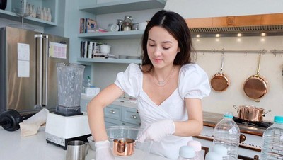 Momen Seru Julie Estelle yang Hobi Bikin Kue Selama Pandemi