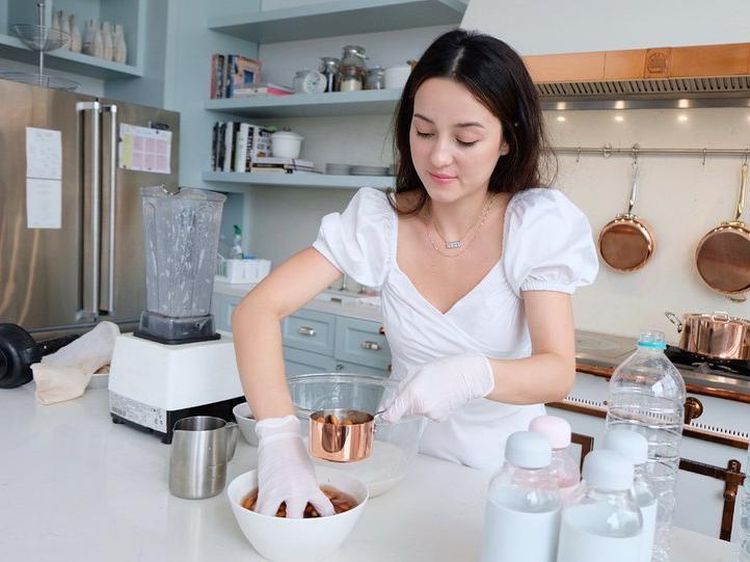 Momen Seru Julie Estelle yang Hobi Bikin Kue Selama Pandemi