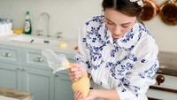 Wanita cantik berdarah Prancis, Amerika, China dan Minahasa ini juga menunjukkan kecintaannya pada dunia kuliner. Meski sibuk di dapur, Julie tetap tampil cantik Foto: instagram @julstelle