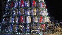 Melansir AP, pohon Natal itu setinggi 47 kaki, 2 inci ini dibangun oleh Cody dan Jon Vincent, Bourbon Barrel Brothers dari Smith Grove. 