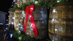 Nggak Biasa! Pohon Natal Ini Disusun dari Ratusan Gentong
