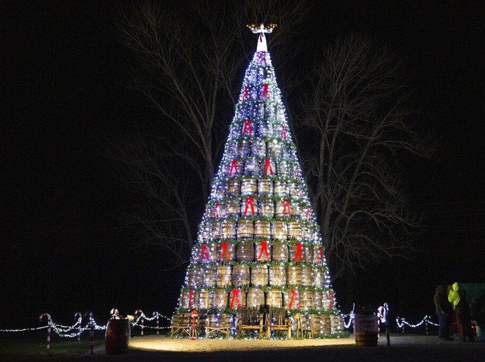 Nggak Biasa! Pohon Natal Ini Disusun dari Ratusan Gentong Sebuah pohon Natal berukuran raksasa menarik perhatian warga di Kentucky, Amerika Serikat. Pasalnya, pohon Natal unik itu disusun dari ratusan gentong kayu.
