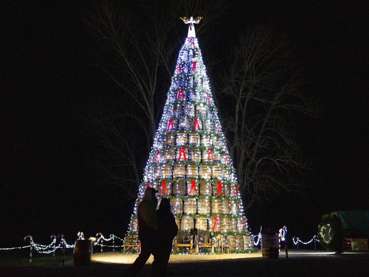 Nggak Biasa! Pohon Natal Ini Disusun dari Ratusan Gentong