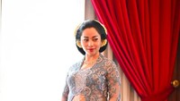 Nikita Willy menggunakan kebaya saat mengandung anak pertama. Foto: Instagram Didiet Maulana