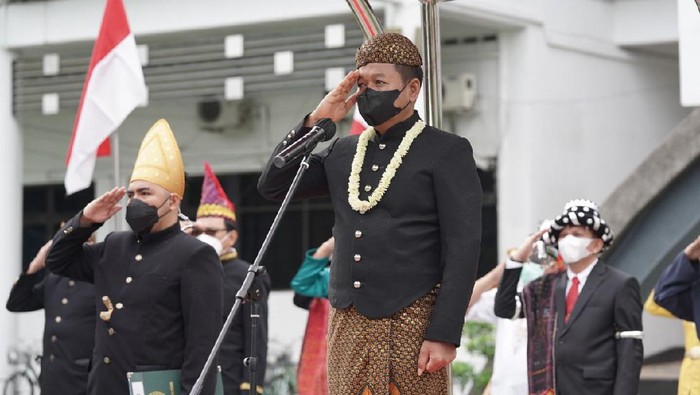 Pakai Pakaian Adat Jawa, Rektor USU Pimpin Upacara Hari Guru Nasional