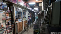 Suasana pasar buku juga tampak sepi.