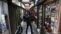 Momen seleksi CPNS pun tak bisa diandalkan, pasalnya masih banyak buku pelatihan untuk masuk CPNS masih terpasang di kios dan belum terjual.
