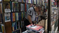 Meski demikian, pedagang pun tak menapik, ada saja buku yang terjual, namun tidak banyak.