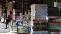 Para penjual buku mengandalkan dari penjualan buku umum hingga Al-quran.
