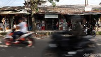 Pandemi COVID-19 membuat penjual buku di kawasan Palasari, Bandung, babak belur karena sepi pembeli.
