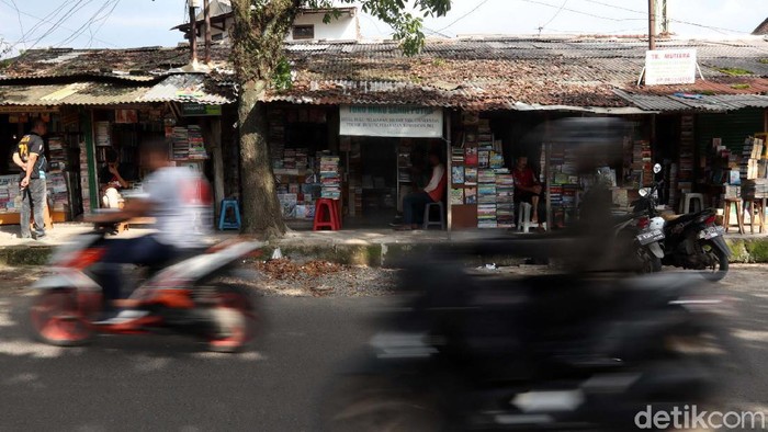 Pandemi COVID-19 membuat pedagang buku di Palasari, Bandung, babak belur. Pembelajaran daring membuat penjualan buku merosot tajam.