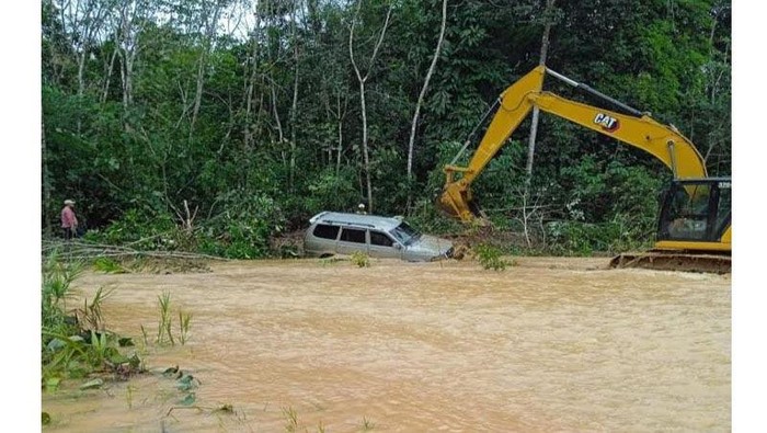 Pasutri tewas di dalam Mobil akibat terseret banjir di Barito Selatan, Kalteng.