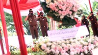 Wakil Jaksa Agung Setia Untung Arimuladi (kiri) mengikuti prosesi pemindahan makamjenazah Jaksa Agung Pertama RI, R.Gatot Taroenamihardja di Taman Makam Pusara Adhyaksa, Pondok Rajeg, Cibinong, Kabupaten Bogor, Jawa Barat.