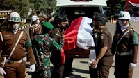 Petugas kejaksaan mengusung jenazah Jaksa Agung Pertama RI, R.Gatot Taroenamihardja saat prosesi pemindahan makam di Taman Makam Pusara Adhyaksa, Pondok Rajeg, Cibinong, Kabupaten Bogor, Jawa Barat, Kamis (25/11/2021). Upacara pemindahan makam yang dihadiri sejumlah jajaran Adhyaksa serta Pengurus Pusat Persatuan Jaksa Indonesia (PJI) tersebut sebagai bentuk penghormatan kepada Raden Gatot Taroenamihardja, Gatot.