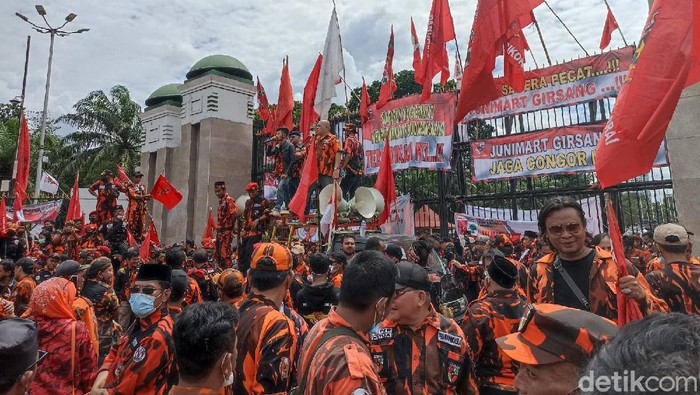 Pemuda Pancasila demo di DPR