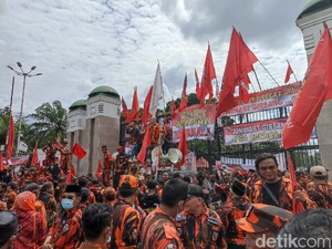 Gelar Aksi Depan DPR, Massa Pemuda Pancasila Minta Junimart Keluar