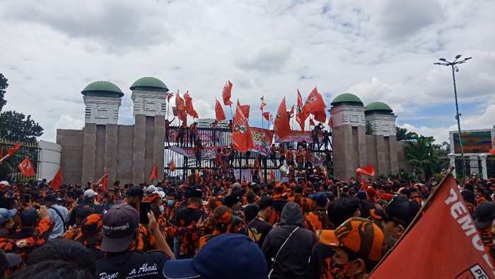 Massa Pemuda Pancasila demo di depan Gedung DPR, Jakarta, menuntut Wakil Ketua Komisi II DPR Junimart Girsang, Kamis (25/11/2021).