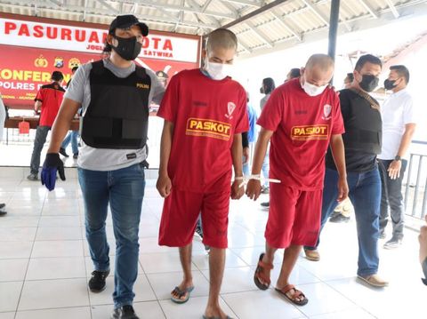 Penusukan Brutal di Kota Pasuruan Polisi menetapkan dua tersangka dalam kasus penusukan brutal dengan korban Mokhammad Fatkhurrozy (23). Penusukan itu dilatarbelakangi cinta segi tiga.