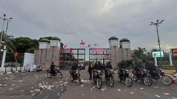 Polisi Bubarkan Demo Pemuda Pancasila di Depan Gedung DPR