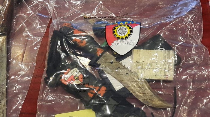 Polisi sita sejumlah senjata tajam hingga peluru dari ormas Pemuda Pancasila usai demo di DPR, Kamis (25/11/2021)