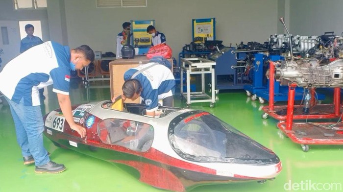 Belum banyak yang tahu alkohol bisa disulap menjadi bahan bakar kendaraan. Mahasiswa Politeknik Negeri Madiun (PNM) membuktikan itu dengan merangkai kendaraan hemat energi.