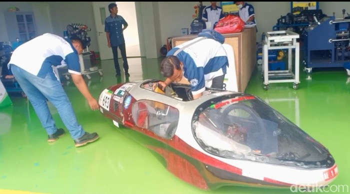 Belum banyak yang tahu alkohol bisa disulap menjadi bahan bakar kendaraan. Mahasiswa Politeknik Negeri Madiun (PNM) membuktikan itu dengan merangkai kendaraan hemat energi.
