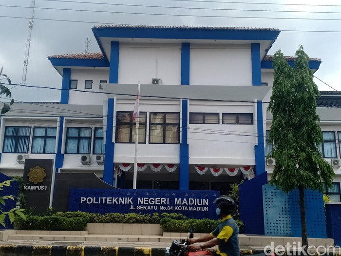Belum banyak yang tahu alkohol bisa disulap menjadi bahan bakar kendaraan. Mahasiswa Politeknik Negeri Madiun (PNM) membuktikan itu dengan merangkai kendaraan hemat energi.