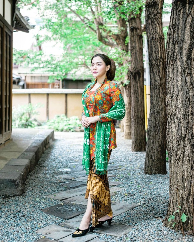 Berbalut kebaya, Vicky Shu makin terlihat ayu setelah melalui transformasi berat badan. (Foto: Instagram/@vickyshu)