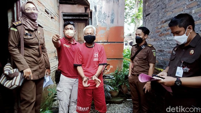 Rekonstruksi kasus duel maut yang menewaskan Trimo Luwung (47) di Klaten direkonstruksi hari ini. Tersangka turut dihadirkan dalam proses rekonstruksi tersebut.