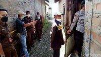 Dalam rekonstruksi itu, diketahui bahwa korban dan tersangka sempat menenggak minuman keras atau miras.