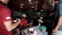 Fakta itu terungkap saat reka ulang dilaksanakan di rumah tersangka Dusun Bangunrejo, Desa Granting, Kecamatan Jogonalan, Klaten, siang ini. Olah TKP dihadiri tim jaksa yang dipimpin Kasi Pidum Kejari Klaten, Adhie Nugraha. Reka ulang dimulai sekitar pukul 10.00 WIB dengan pengawalan ketat Polsek dan Polres Klaten. Kasi Pidum Kejari Klaten, Adhie Nugraha, mengatakan dalam reka ulang ada 18 adegan. Mulai korban datang naik motor ke rumah tersangka.