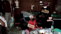 Rekonstruksi dimulai saat korban datang ke rumah pelaku dengan sepeda motor dalam kondisi mabuk. Korban kemudian masuk ke rumah pelaku setelah dibukakan pintu. Pada adegan selanjutnya, tersangka dan korban duduk lesehan menenggak miras bersama. Saat disediakan dua gelas, tersangka protes. Pada adegan selanjutnya, korban dan tersangka cekcok. Korban lalu berdiri menghantam pelaku. Tak terima diperlakukan seperti itu, pelaku mengambil parang di belakang kamar. Soleman membacok korban tiga kali.