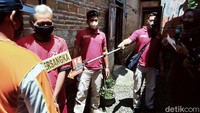 Setelah melihat korban tewas, pelaku keluar rumah menemui ketua RW. Kepada ketua RW, Indarto, dia mengatakan habis berkelahi. Oleh Ketua RW, tersangka lalu dibawa ke kantor polisi.