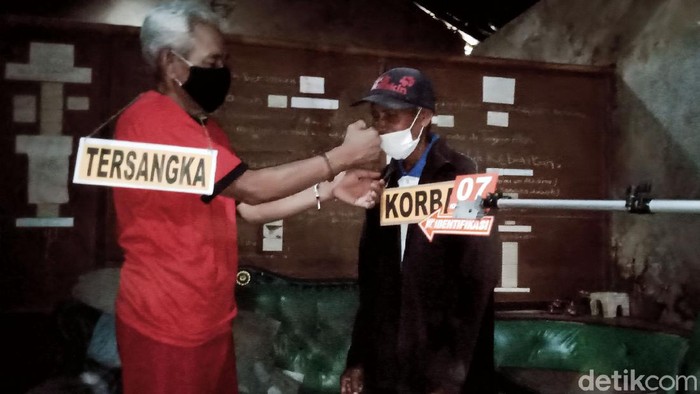 Potret Rekonstruksi Duel Maut di Klaten Rekonstruksi kasus duel maut yang menewaskan Trimo Luwung (47) di Klaten direkonstruksi hari ini. Tersangka turut dihadirkan dalam proses rekonstruksi tersebut.