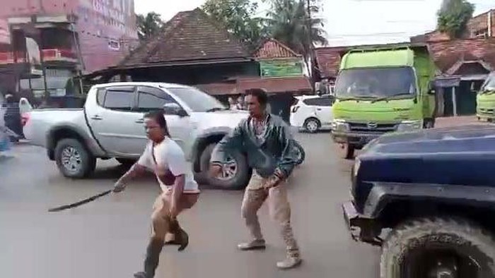 Viral video seorang warga mengejar polisi lalu lintas dengan membawa celurit dan parang panjang di Banyuasin, Sumatera Selatan. Pria tersebut kini ditangkap.