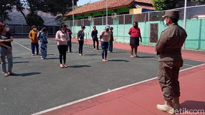 Puluhan LC dan pengunjung karaoke diciduk karena nekat beroperasi
