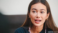 Diangkat dari novel penulis dengan penghargaan internasional Eka Kurniawan, film Seperti Dendam, Rindu Harus Dibayar Tuntas mendapatkan klasifikasi 17+ dari Lembaga Sensor Film.