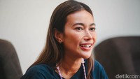 Ia mengaku jika dirinya dituntut harus bangun pagi setiap syuting karena keperluan pemakaian makeup prostetik yang memakan waktu hingga 4 jam.