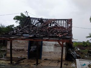 Hujan Angin Terjang Satu Desa di Jombang, 24 Rumah Rusak dan Warga Terluka