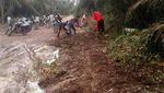 Pelajar di Sumsel Gotong Royong Perbaiki Jalan Berlumpur