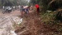 Diketahui, jalan berlumpur itu merupakan akses bagi para siswa untuk menuju ke sekolah. Jalan itu disebut merupakan akses menuju SMA Negeri 1 Pulau Rimau yang beralamat di Desa Mukut, Kecamatan Pulau Rimau Banyuasin.