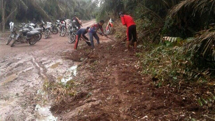 Sejumlah pelajar di Banyuasin, Sumsel, gotong royong memperbaiki jalan berlumpur. Diketahui, jalan itu merupakan akses bagi para siswa untuk menuju ke sekolah.