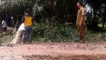 Pelajar di Sumsel Gotong Royong Perbaiki Jalan Berlumpur