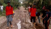 Sebelumnya, sempat viral juga video berisi curahan hati (curhat) seorang siswa di Kabupaten yang sama mengeluhkan jalan menuju sekolahnya yang rusak viral di medsos. Siswa itu berharap jalan diperbaiki. Sementara itu, Pemprov Sumsel menanggapi hal tersebut mengatakan dalam perbaikan jalan seperti di daerah itu bisa diarahkan ke sektor Bantuan Gubernur (Bangub). 