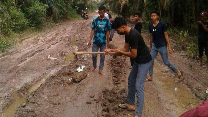 Saat Pelajar di Sumsel Gotong Royong Perbaiki Jalan Berlumpur Sejumlah pelajar di Banyuasin, Sumsel, gotong royong memperbaiki jalan berlumpur. Diketahui, jalan itu merupakan akses bagi para siswa untuk menuju ke sekolah.