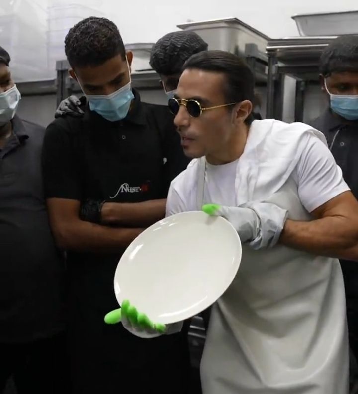 Bikin Heboh! Salt Bae Unjuk Bakat Cuci Piring di Depan Staffnya